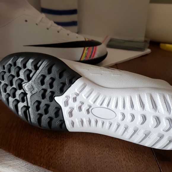 New BINBINNIAO Soccer Shoes. - Picture 8 of 12